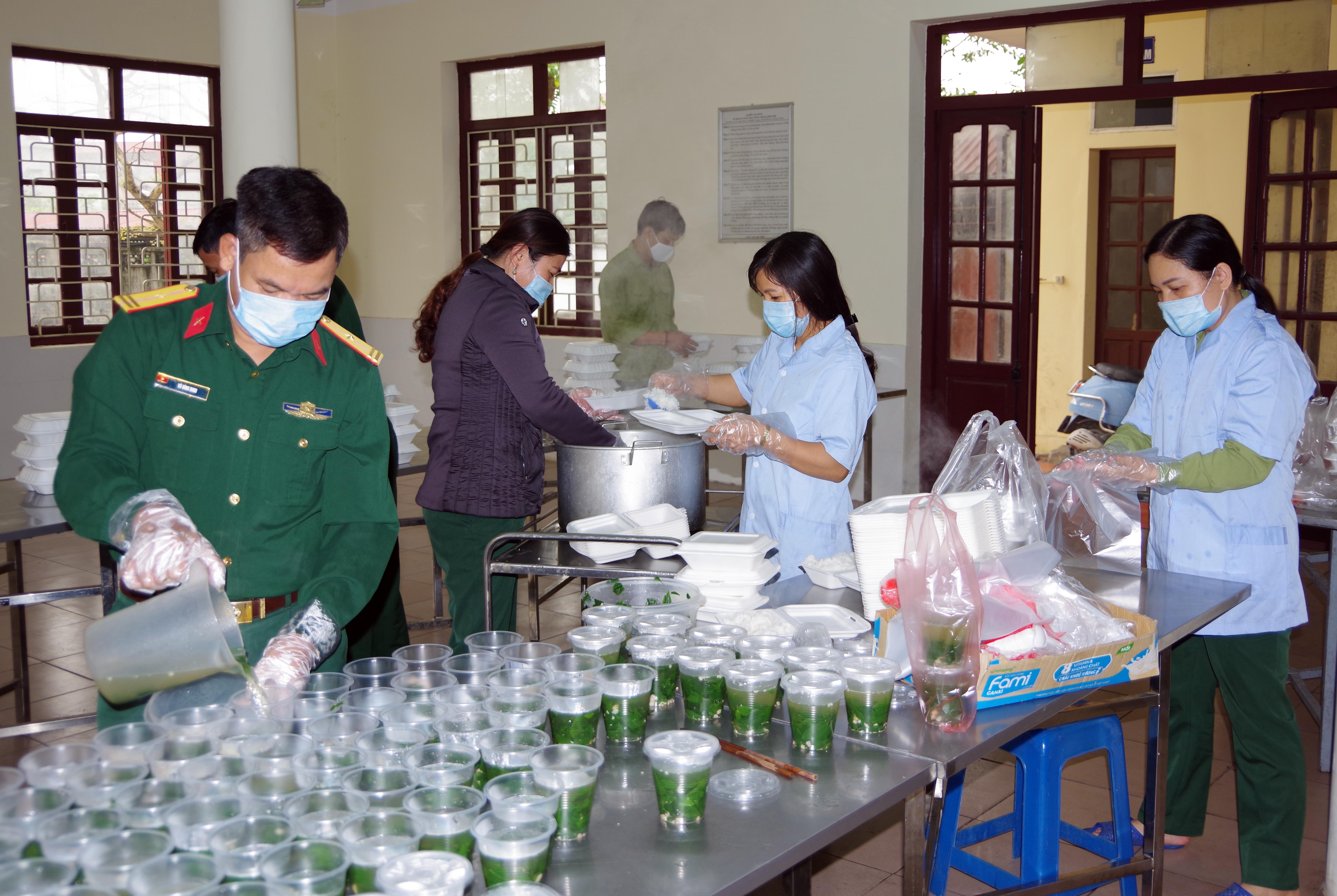 Thắm tình quân dân trong khu cách ly

